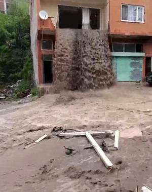 Ordu’da sel felaketi: Evin balkonundan şelale gibi su aktı