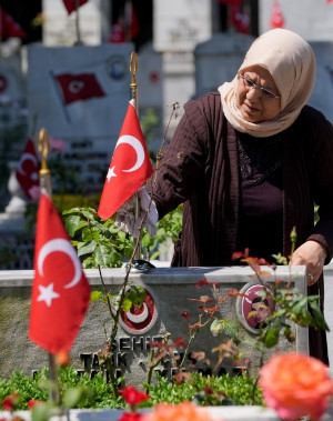 Kurban Bayramı arifesinde ülke genelinde şehitlikler ziyaret edildi