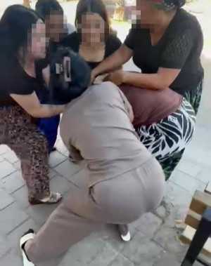 Genç kadını çocuğunun yanında hem dövdüler hem de videoya çektiler