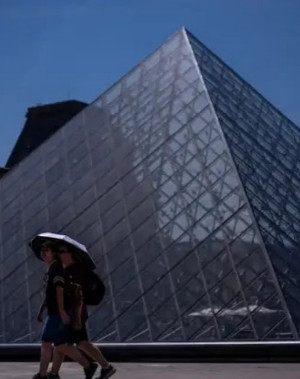 Fransa'da kavurucu sıcaklar Louvre'u etkiledi: Müze erken kapanacak