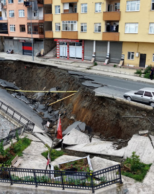 Rize'de yurt inşaatının kazısında istinat duvarı ve yol çöktü: 3 bina tahliye edildi