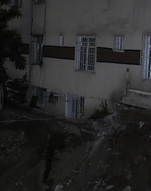 İstanbul'da inşaat çalışmasında zarar gören bina tahliye edildi