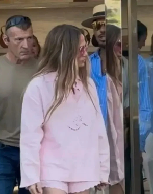 Jennifer Lopez'i doluyuz diyerek mağazaya almadıkları iddia edildi! - Resim : 5