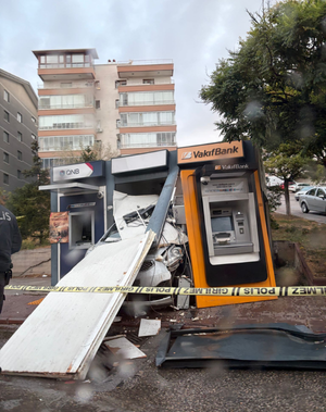 Ankara'da otomobil ATM'ye girdi; sürücü yaralandı - Resim : 1