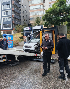 Ankara'da otomobil ATM'ye girdi; sürücü yaralandı - Resim : 2