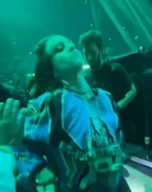Dünyaca ünlü şarkıcıya büyük şok! Konserinde saldırıya uğradı - Resim: 4
