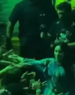 Dünyaca ünlü şarkıcıya büyük şok! Konserinde saldırıya uğradı - Resim: 2