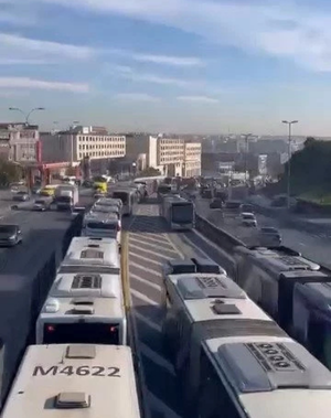 Küçükçekmece'de metrobüs kazası! Yaralı var - Resim: 1