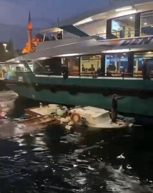 Üsküdar'da yolcu motoru balıkçı teknesine çarptı - Resim : 1