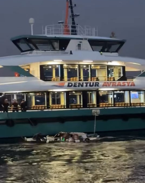 Üsküdar'da yolcu motoru balıkçı teknesine çarptı - Resim : 2