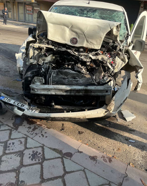 Freni tutmayan kamyon park halindeki 4 aracı biçti - Resim : 1