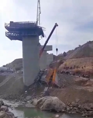 Diyarbakır’da viyadük inşaatında iskele çöktü; yaralılar var - Resim : 1