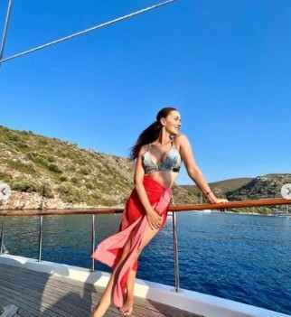 Ailesiyle tatile çıkan Fahriye Evcen tekne pozlarına doymadı! Kot büstiyeriyle verdiği poz sosyal medyayı salladı - Resim: 13