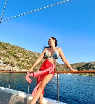 Ailesiyle tatile çıkan Fahriye Evcen tekne pozlarına doymadı! Kot büstiyeriyle verdiği poz sosyal medyayı salladı - Resim: 10