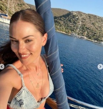 Ailesiyle tatile çıkan Fahriye Evcen tekne pozlarına doymadı! Kot büstiyeriyle verdiği poz sosyal medyayı salladı - Resim: 15