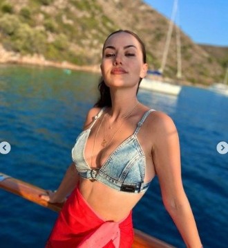 Ailesiyle tatile çıkan Fahriye Evcen tekne pozlarına doymadı! Kot büstiyeriyle verdiği poz sosyal medyayı salladı - Resim: 16