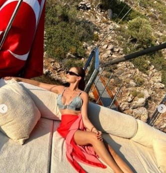Ailesiyle tatile çıkan Fahriye Evcen tekne pozlarına doymadı! Kot büstiyeriyle verdiği poz sosyal medyayı salladı - Resim: 17