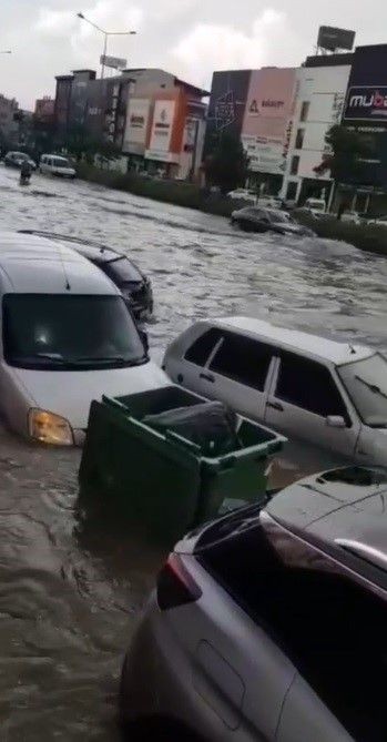 İzmir'de sağanak etkili oldu: Kemeraltı Çarşısı'nda iş yerleri su altında - Resim: 4