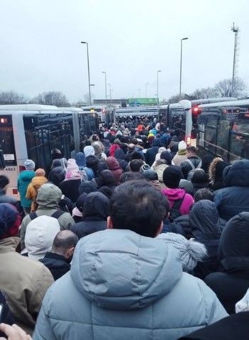 İstanbul'un bitmeyen çilesi: Metrobüs! Altunizade'de arızalandı, üst geçit tıklım tıklım - Resim: 7