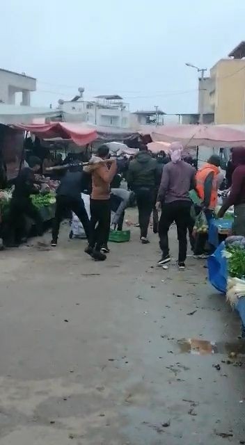 Suriyelilerin tarlada başlayıp pazarda devam eden sopalı kavgasına gözaltı! Sınır dışı edildiler - Resim: 1