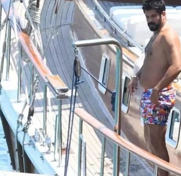 Ailesiyle tatile çıkan Fahriye Evcen tekne pozlarına doymadı! Kot büstiyeriyle verdiği poz sosyal medyayı salladı - Resim: 21