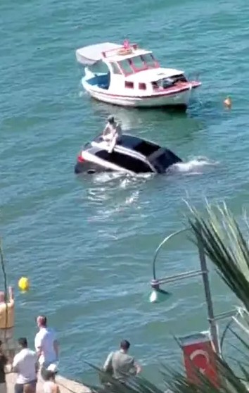 Görenler şaşkınlığını gizleyemedi! Denize uçan otomobilinin üzerinde oturup yardım bekledi - Resim : 1