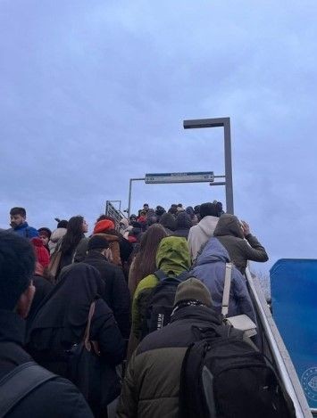 İstanbul'un bitmeyen çilesi: Metrobüs! Altunizade'de arızalandı, üst geçit tıklım tıklım - Resim: 3