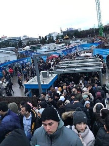 İstanbul'un bitmeyen çilesi: Metrobüs! Altunizade'de arızalandı, üst geçit tıklım tıklım - Resim: 1