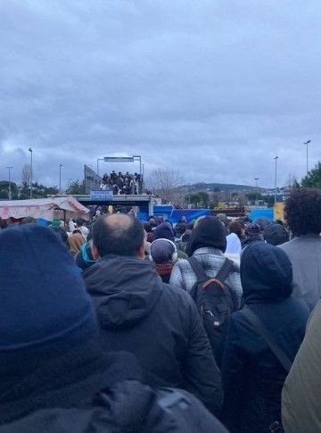 İstanbul'un bitmeyen çilesi: Metrobüs! Altunizade'de arızalandı, üst geçit tıklım tıklım - Resim: 4