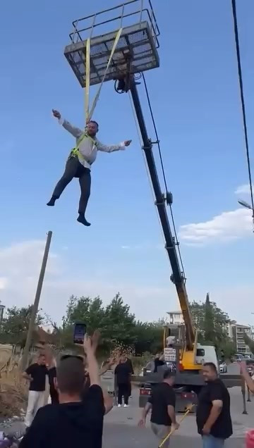 Bursa'da damadı vinçte sallandırdılar - Resim : 2