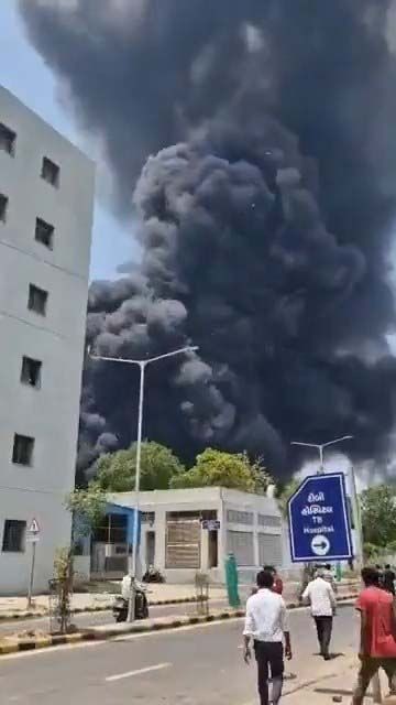 Hindistan'da yolcu uçağı Tıp Fakültesi'ne düştü! Can pazarı kamerada - Resim: 13