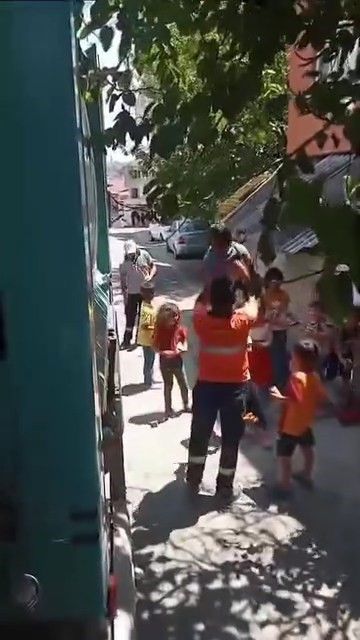 Temizlik personellerinden çocuklara yürek ısıtan sürpriz - Resim : 1