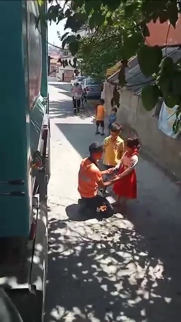 Temizlik personellerinden çocuklara yürek ısıtan sürpriz - Resim : 2