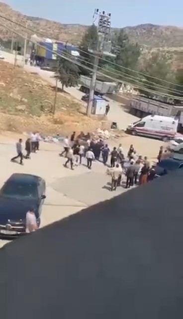1 kişinin öldüğü akraba ailelerin silahlı 'arazi' kavgası kamerada - Resim : 1