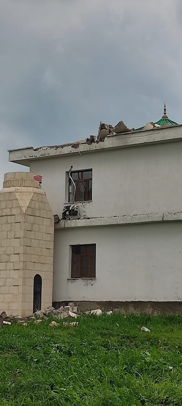 Diyarbakır'ın Silvan ilçesinde fırtına minareleri yıktı, çatılar uçtu - Resim: 2