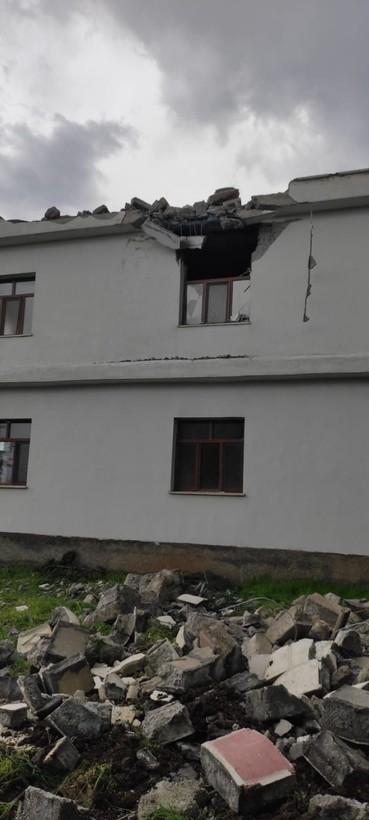 Diyarbakır'ın Silvan ilçesinde fırtına minareleri yıktı, çatılar uçtu - Resim: 3