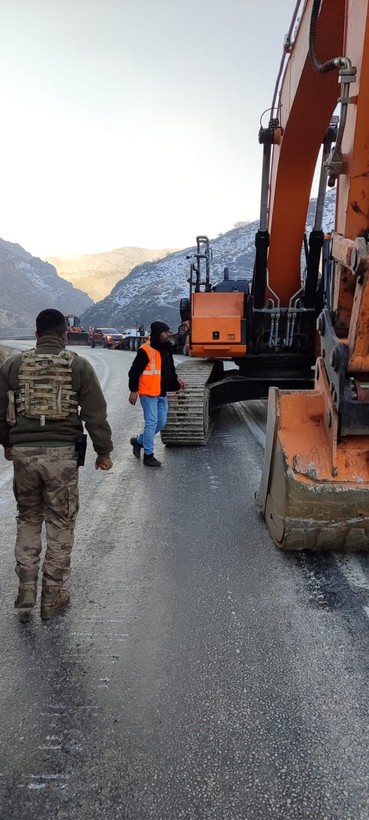 Gece saatlerinde Yüksekova'da heyelan! Yaralanan 3 kişi hastanelere kaldırıldı - Resim: 4