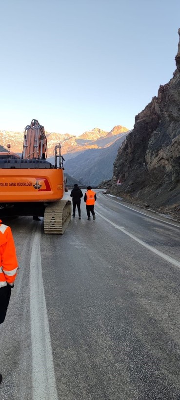 Gece saatlerinde Yüksekova'da heyelan! Yaralanan 3 kişi hastanelere kaldırıldı - Resim: 5