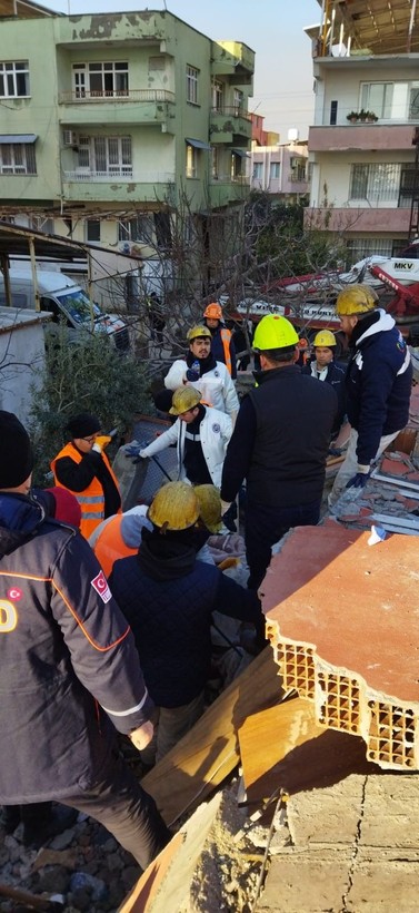 "Korkma, geldik" diyen AFAD ekibine minik Sare'den ağlatan cevap: "Acele etmeyin, bir şeyim yok" - Resim: 1
