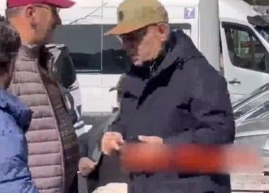 Şener Şen deliye döndü! Şen usta sanatçı Kayhan Yıldızoğlu'nun cenazesinde fotoğraf çektirmek isteyenlere sert çıktı! - Resim: 2
