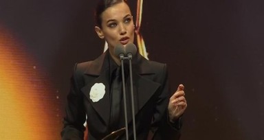 Altın Kelebek Ödülleri'nde yaptığı konuşması nedeniyle eleştirilen Pınar Deniz'in sözleri çalıntı mı? Herkes Rihanna'yı işaret etti