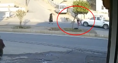 Kaçtığı Köpek Tarafından Yere Düşürülen Çocuk Ezilmekten Son Anda Kurtuldu