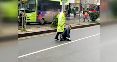 Yolun karşısına geçmeye çalışan bedensel engelli için trafik polisi yolu kesti