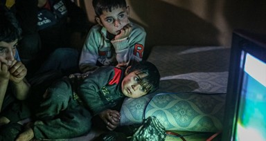 Futbol borsada değil arsada güzel! İdlib'de çadırların içinde çocuklar Arjantin-Fransa maçını böyle izledi