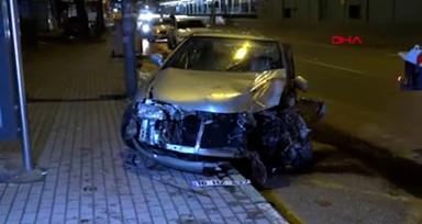 Hem kolu kırık, hem alkollü kaza yaptı