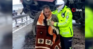 Polisin örttüğü battaniye kazazedeyi, çekilen görüntüler ise izleyenlerin içini ısıttı