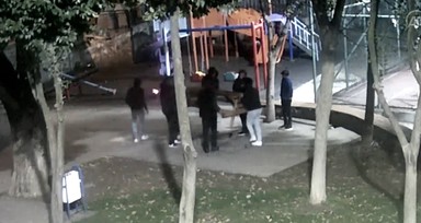 Eyüpsultan'da parktaki oturma grubunun çalınması güvenlik kamerasında