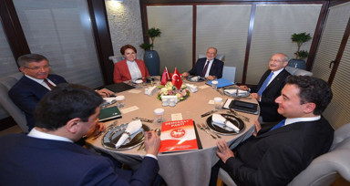 6'lı masada kriz mi var? Millet İttifakı'nın adayı kim olacak? Ahmet Davutoğlu canlı yayında anlattı