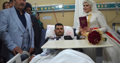Şanlıurfa'da kazada damadın ayakları kırıldı, nikahları hastanede kıyıldı