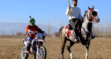 Ata sporu ciritte bu kez atların rakibi motosikletliler oldu